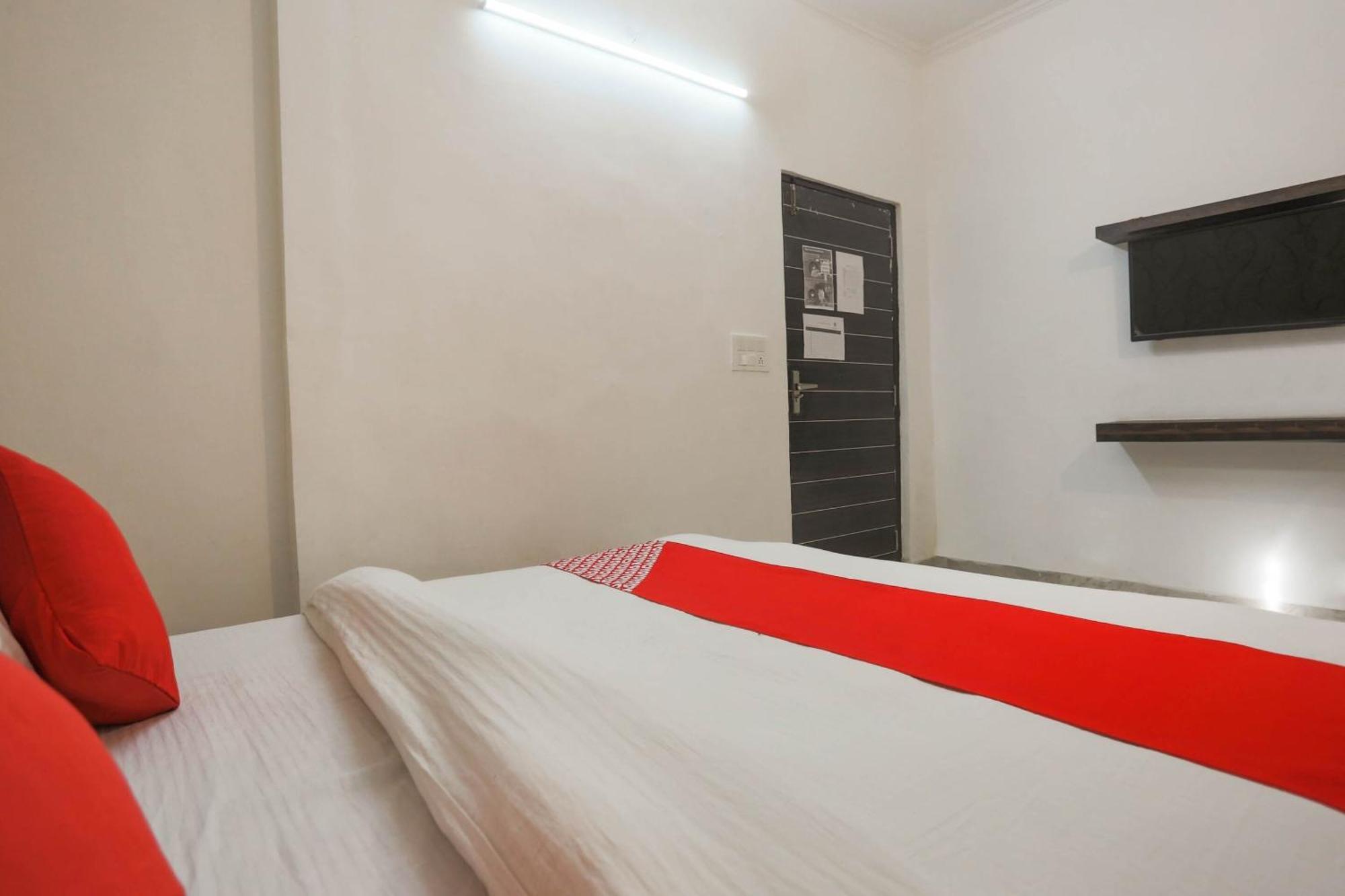 Hotel O Dream Town Нью-Дели Экстерьер фото