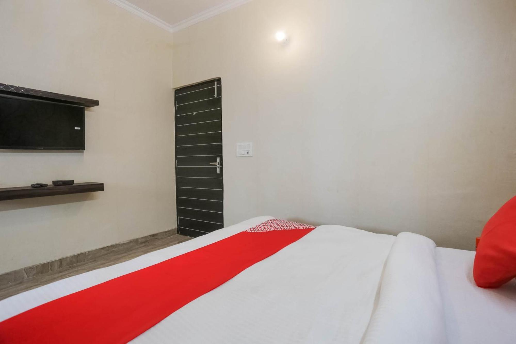 Hotel O Dream Town Нью-Дели Экстерьер фото