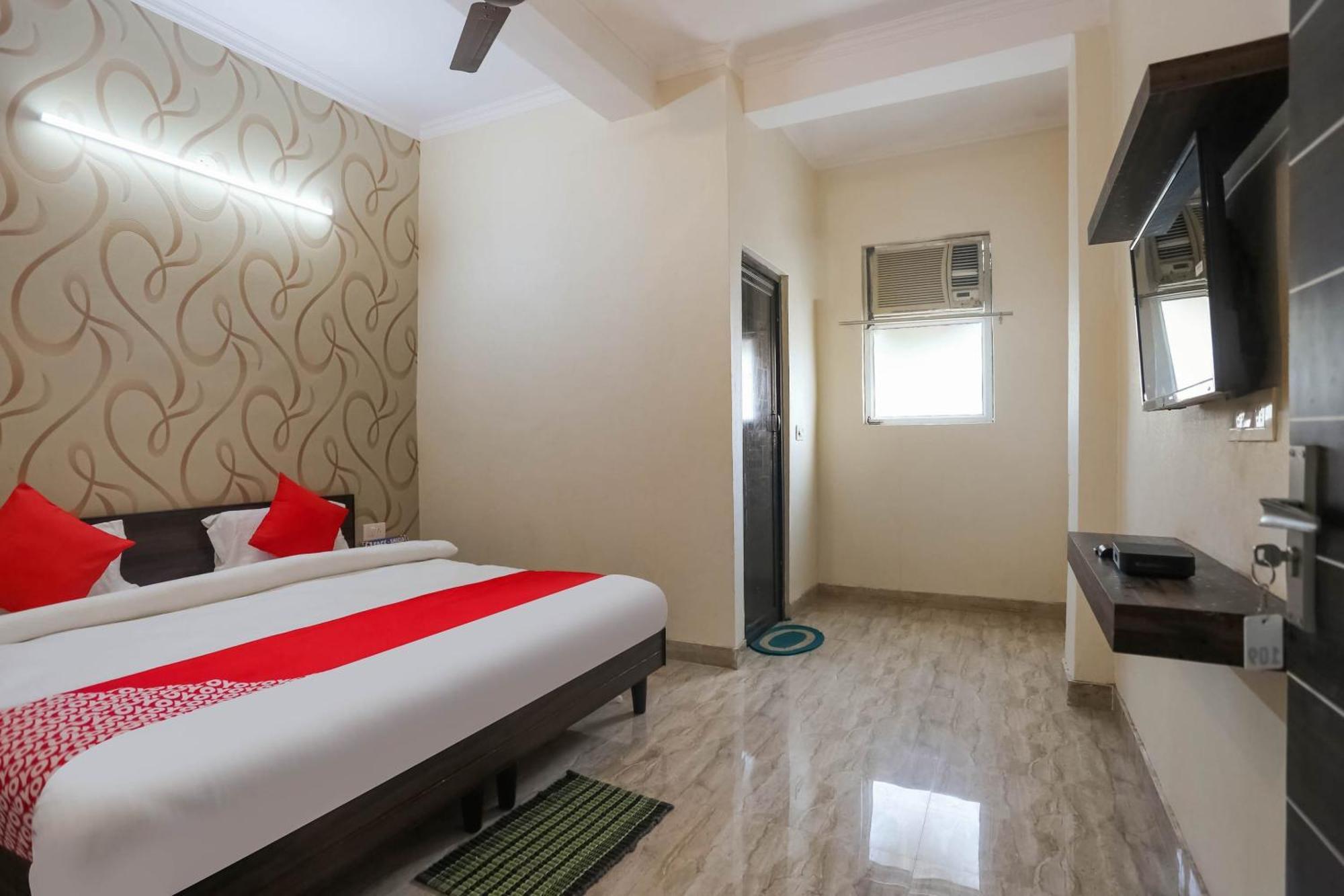 Hotel O Dream Town Нью-Дели Экстерьер фото