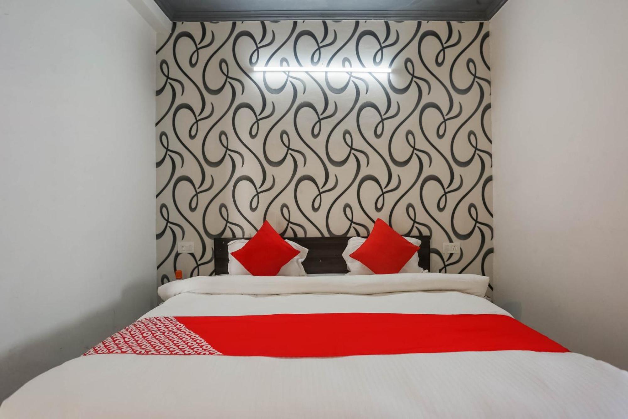 Hotel O Dream Town Нью-Дели Экстерьер фото