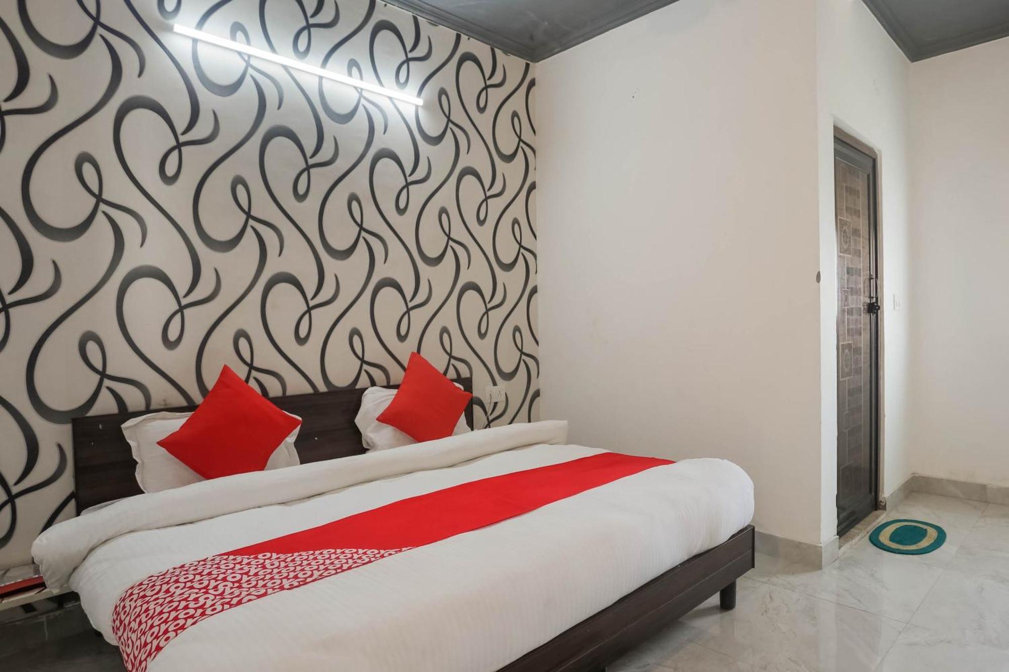 Hotel O Dream Town Нью-Дели Экстерьер фото